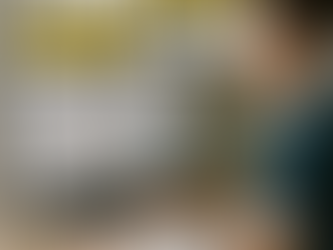 玩家操作 Excel 表格紀錄百家樂下注，螢幕顯示勝率與下注金額分析圖